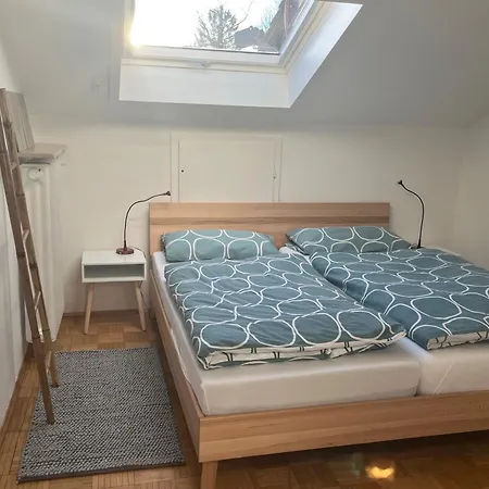 Helle, Ruhige Mit Balkon Apartment